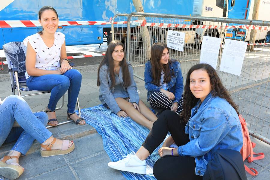 Los seguidores del cantante malagueño esperan en la Plaza de Toros de Granada para los conciertos de esta noche y mañana