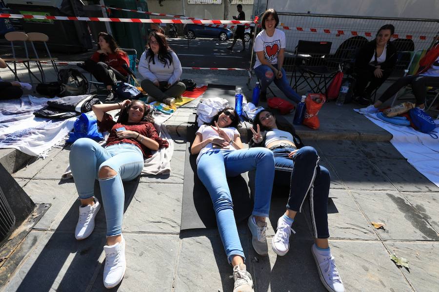 Los seguidores del cantante malagueño esperan en la Plaza de Toros de Granada para los conciertos de esta noche y mañana