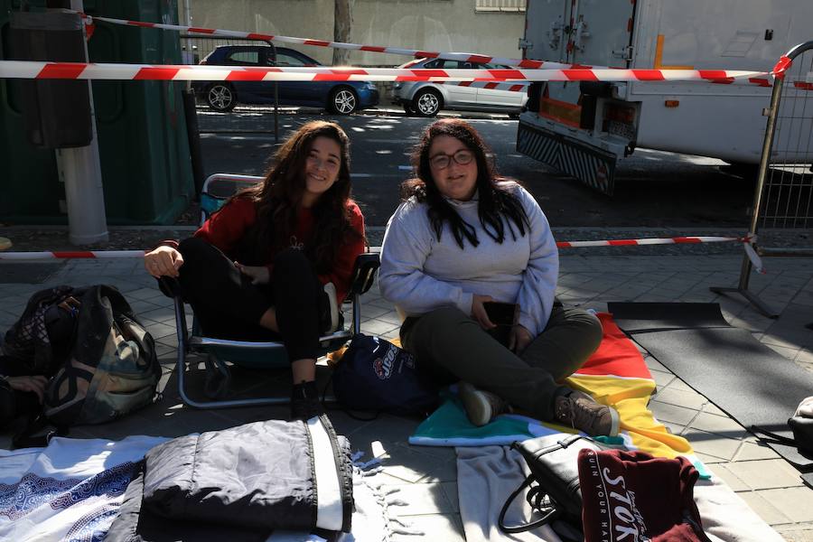 Los seguidores del cantante malagueño esperan en la Plaza de Toros de Granada para los conciertos de esta noche y mañana