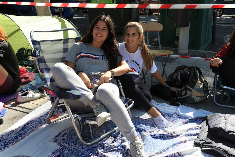 Los seguidores del cantante malagueño esperan en la Plaza de Toros de Granada para los conciertos de esta noche y mañana