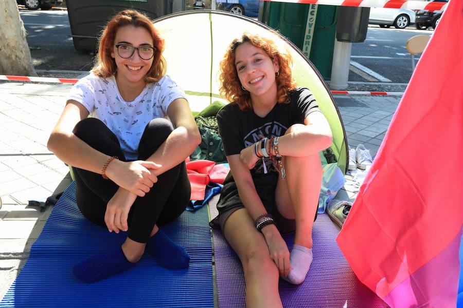 Los seguidores del cantante malagueño esperan en la Plaza de Toros de Granada para los conciertos de esta noche y mañana