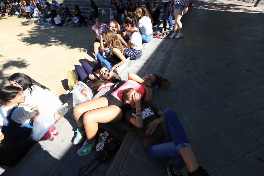 Los seguidores del cantante malagueño esperan en la Plaza de Toros de Granada para los conciertos de esta noche y mañana