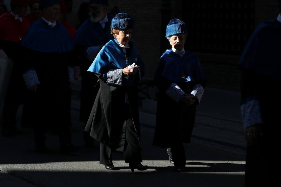 Procesión cívico-académica de docentes, estudiantado y personal de administración y servicios desde la Facultad de Derecho, Plaza de la Universidad, hasta el Hospital Real