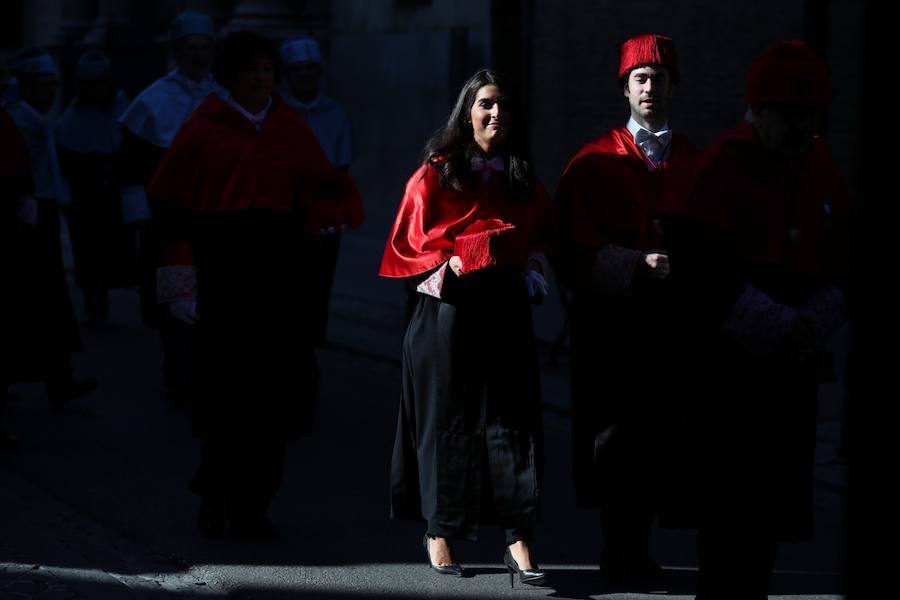 Procesión cívico-académica de docentes, estudiantado y personal de administración y servicios desde la Facultad de Derecho, Plaza de la Universidad, hasta el Hospital Real