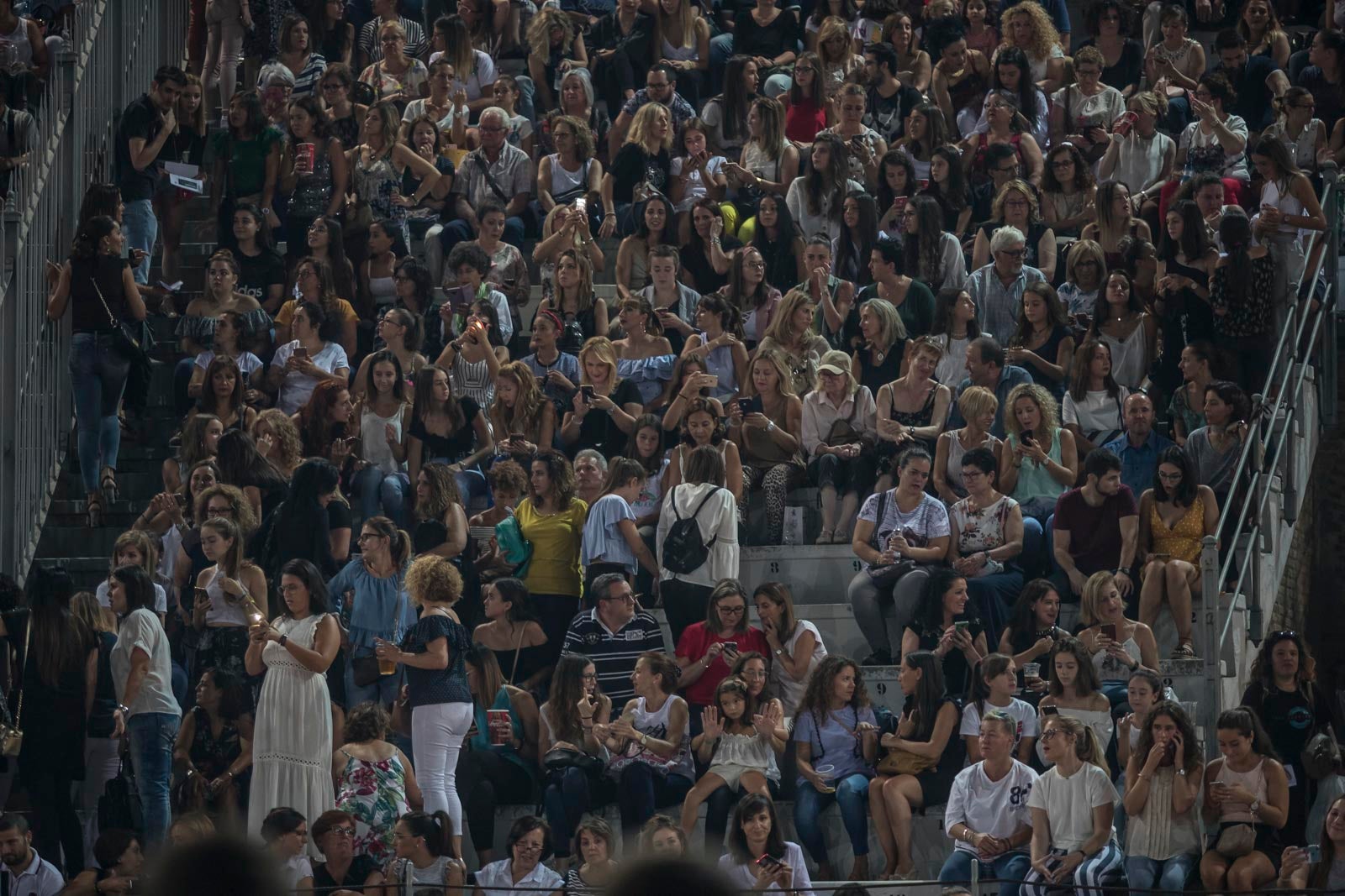 Un público entregado recibe a Pablo Alborán en el escenario granadino