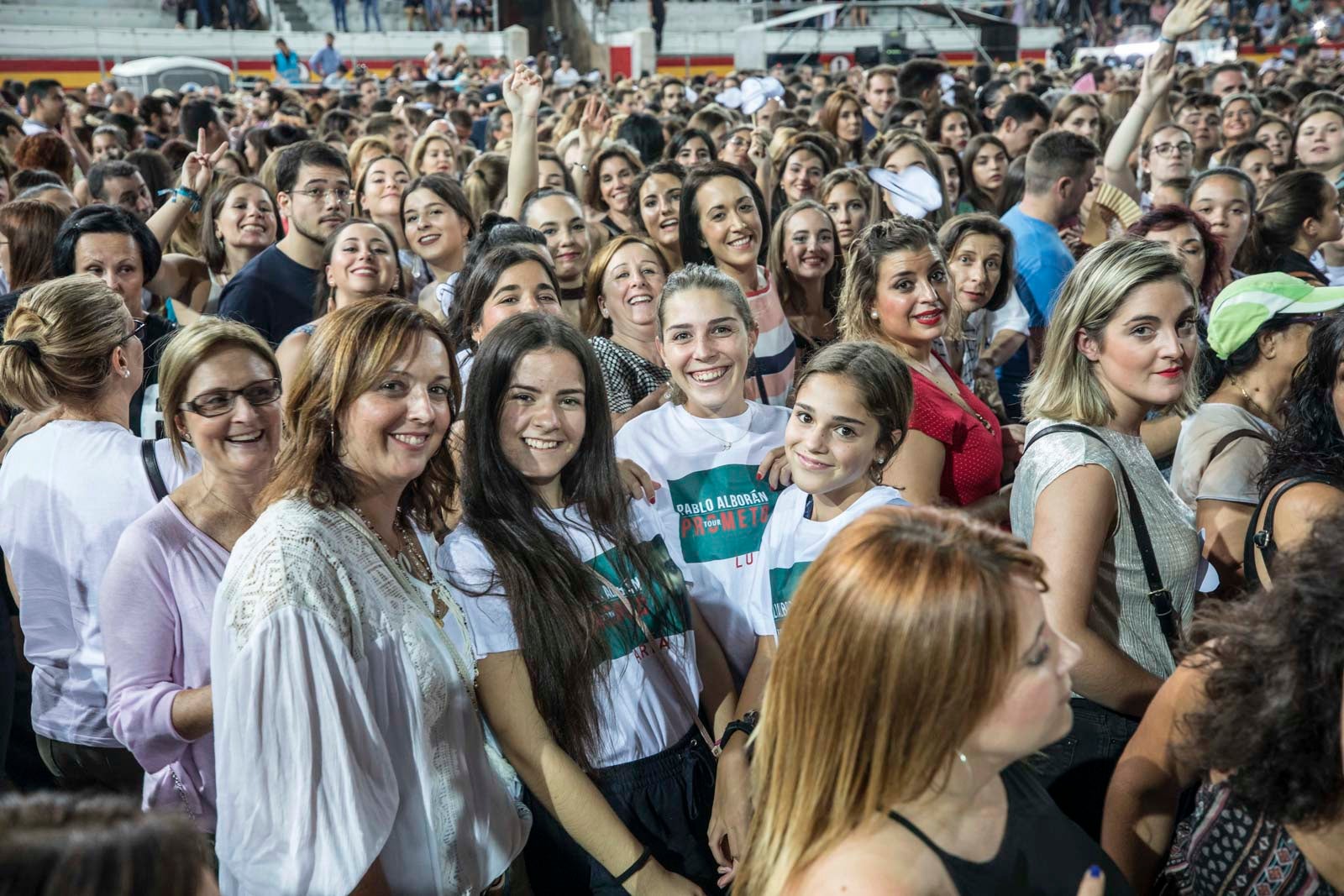 Un público entregado recibe a Pablo Alborán en el escenario granadino