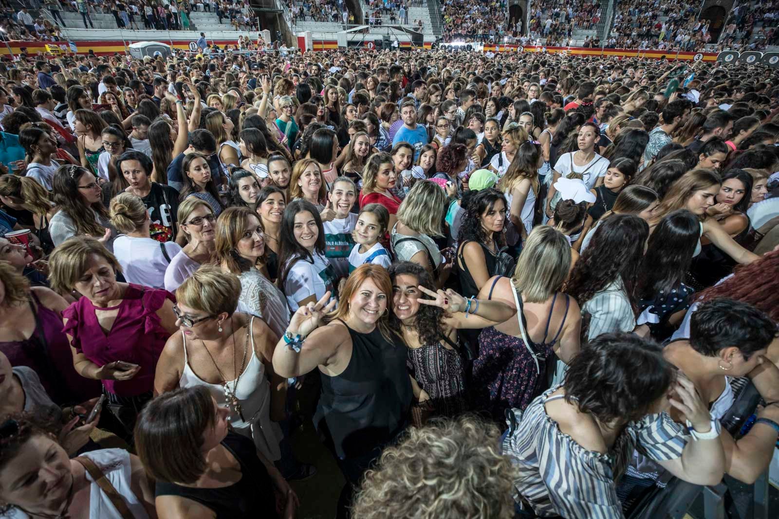 Un público entregado recibe a Pablo Alborán en el escenario granadino