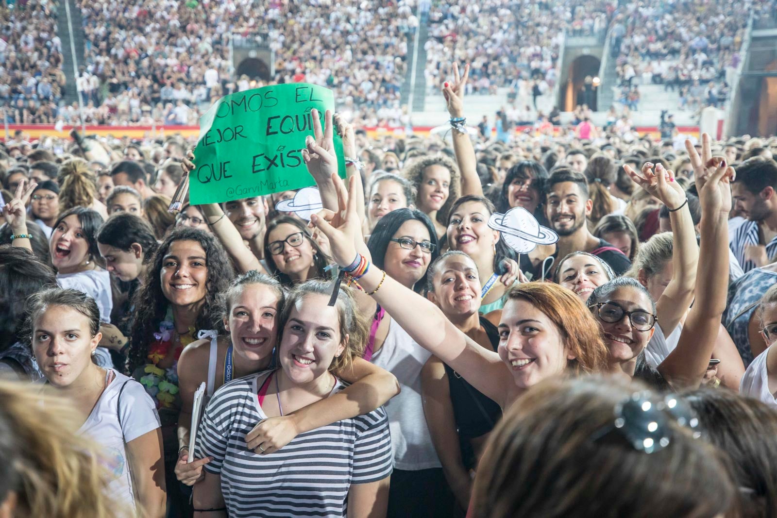 Un público entregado recibe a Pablo Alborán en el escenario granadino