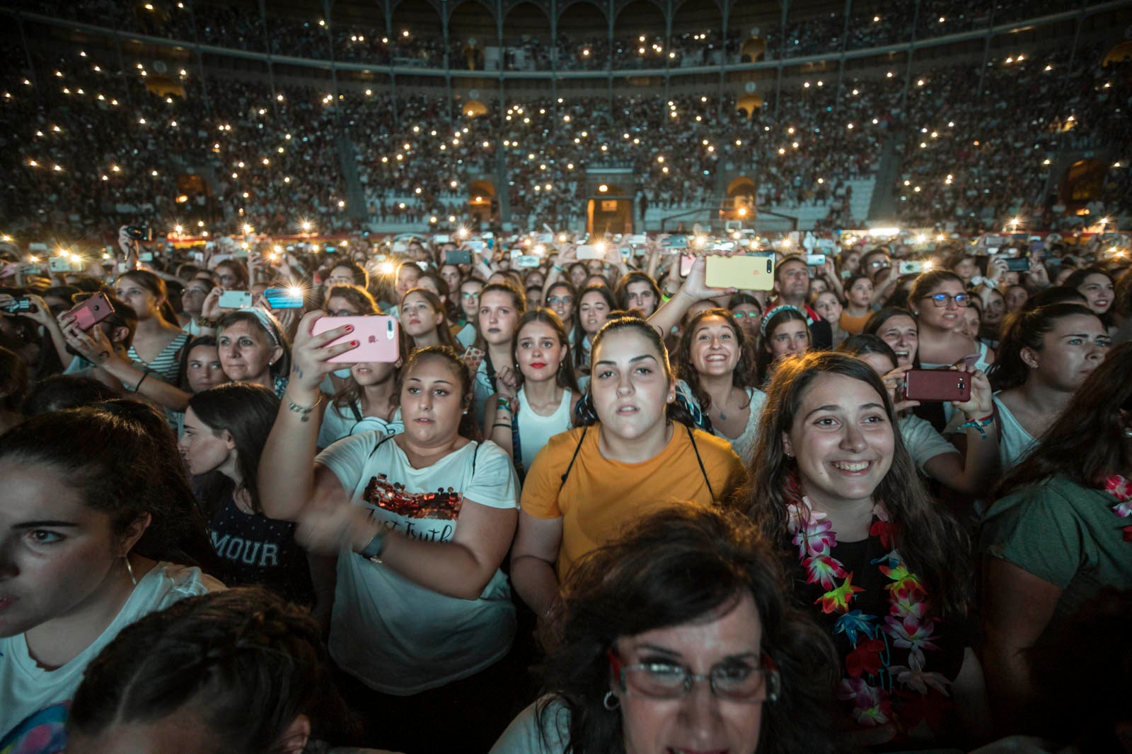 Un público entregado recibe a Pablo Alborán en el escenario granadino