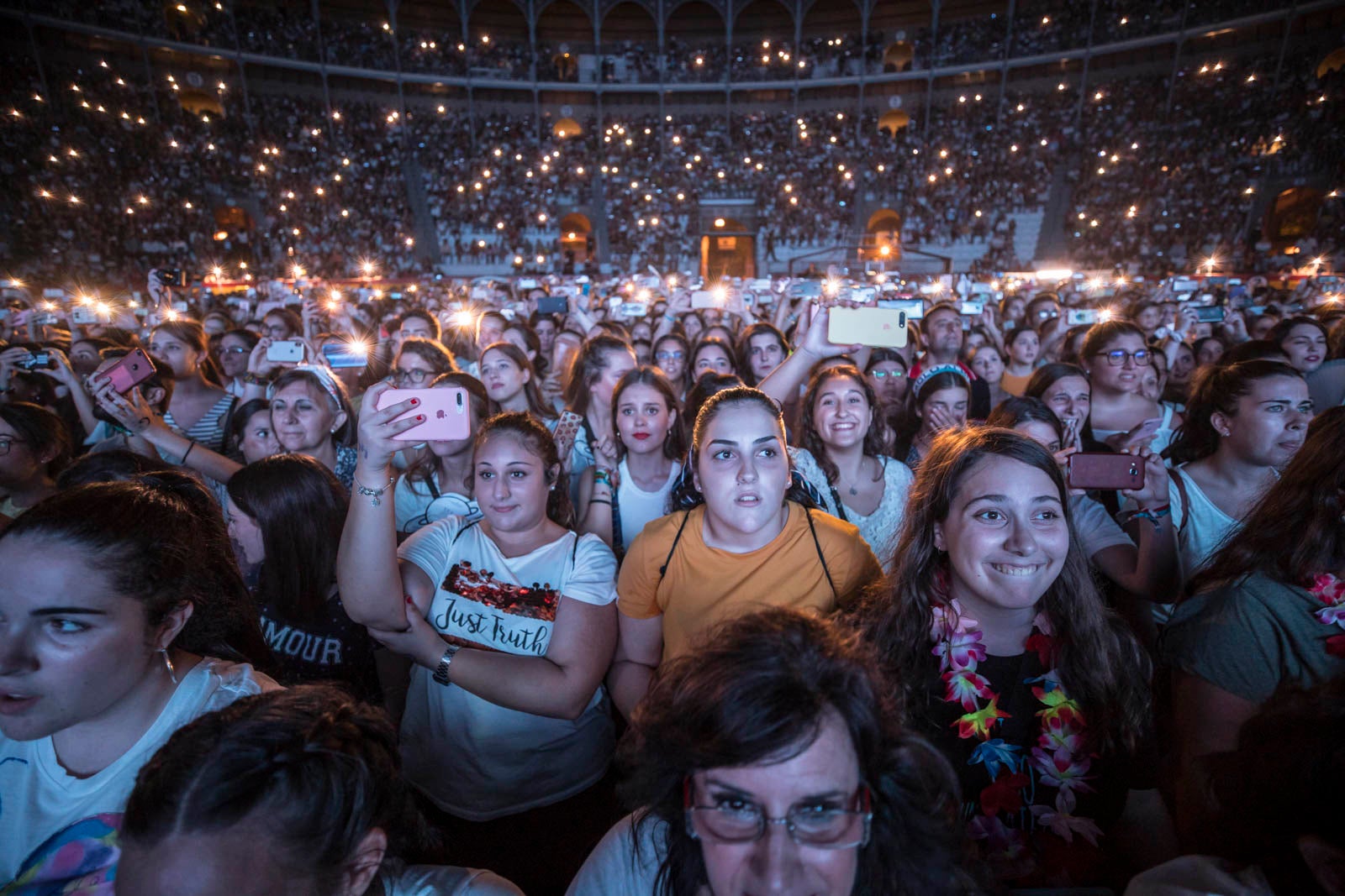 Un público entregado recibe a Pablo Alborán en el escenario granadino