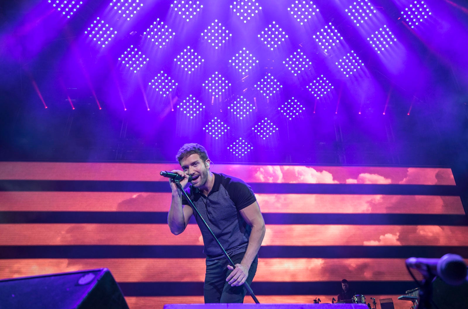 Un público entregado recibe a Pablo Alborán en el escenario granadino