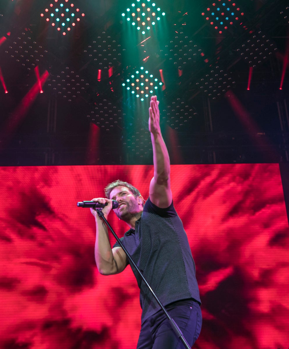 Un público entregado recibe a Pablo Alborán en el escenario granadino