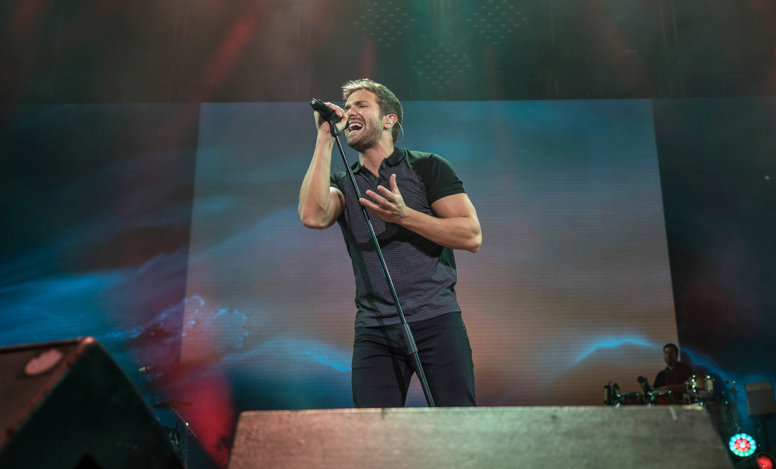 Un público entregado recibe a Pablo Alborán en el escenario granadino