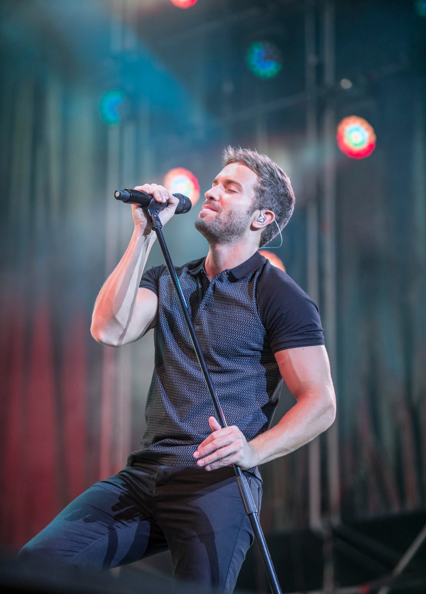 Un público entregado recibe a Pablo Alborán en el escenario granadino