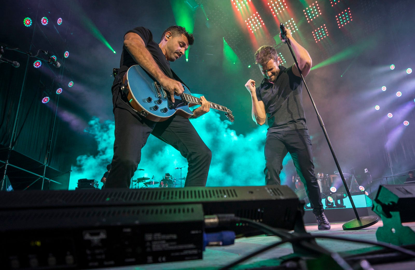 Un público entregado recibe a Pablo Alborán en el escenario granadino