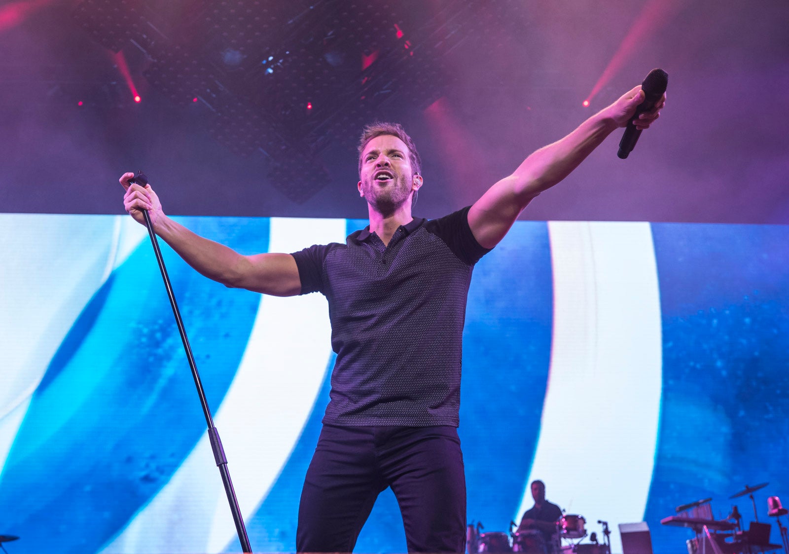 Un público entregado recibe a Pablo Alborán en el escenario granadino