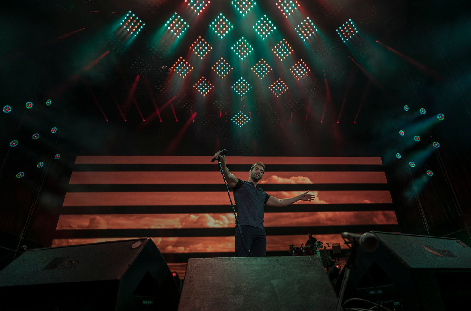 Un público entregado recibe a Pablo Alborán en el escenario granadino