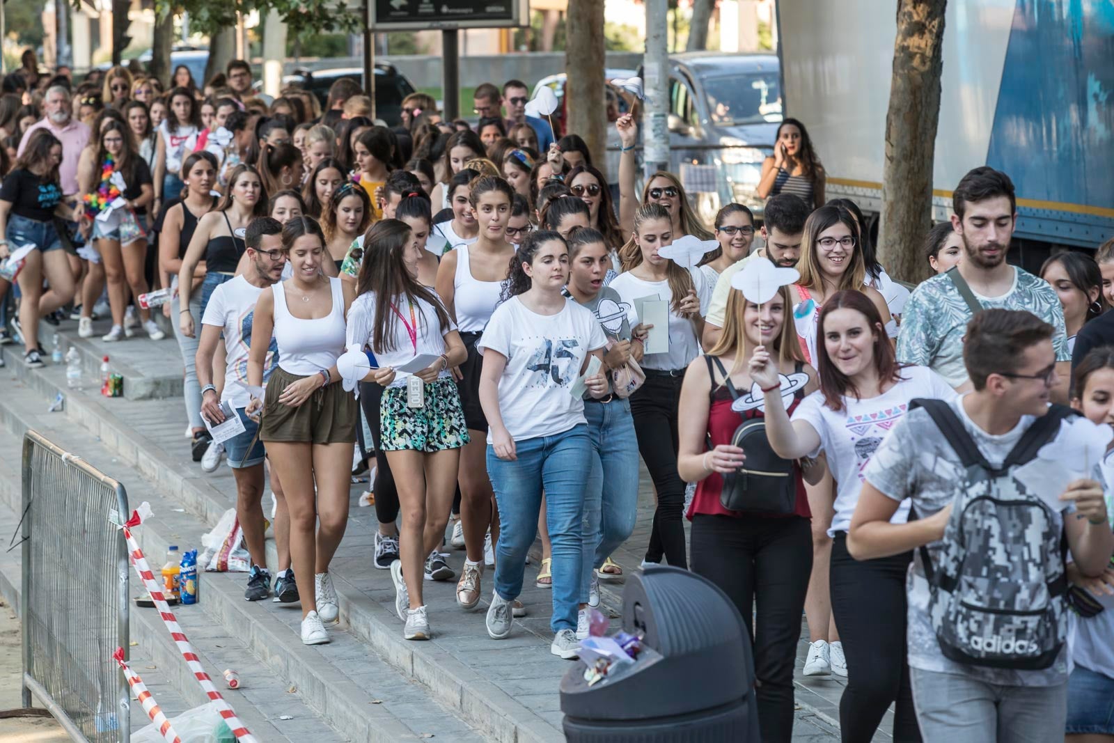 Colas interminables para acceder al concierto del cantante malagueño
