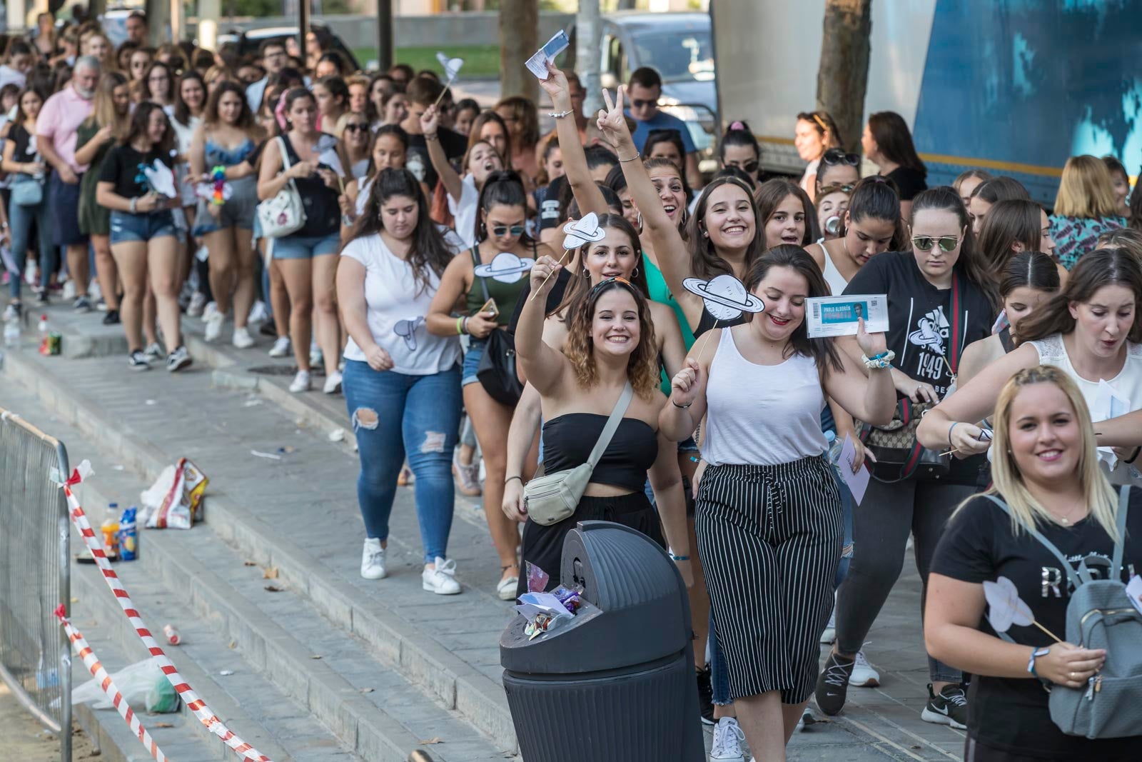 Colas interminables para acceder al concierto del cantante malagueño