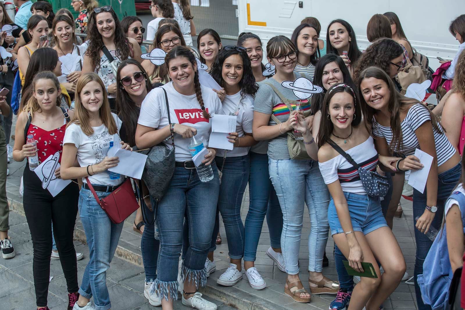 Colas interminables para acceder al concierto del cantante malagueño