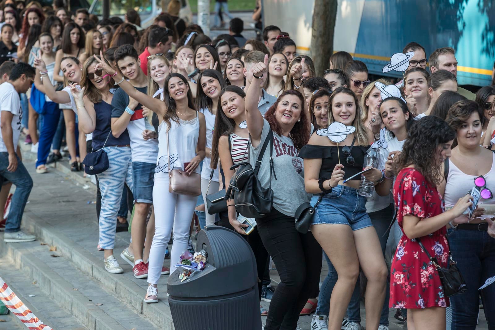 Colas interminables para acceder al concierto del cantante malagueño