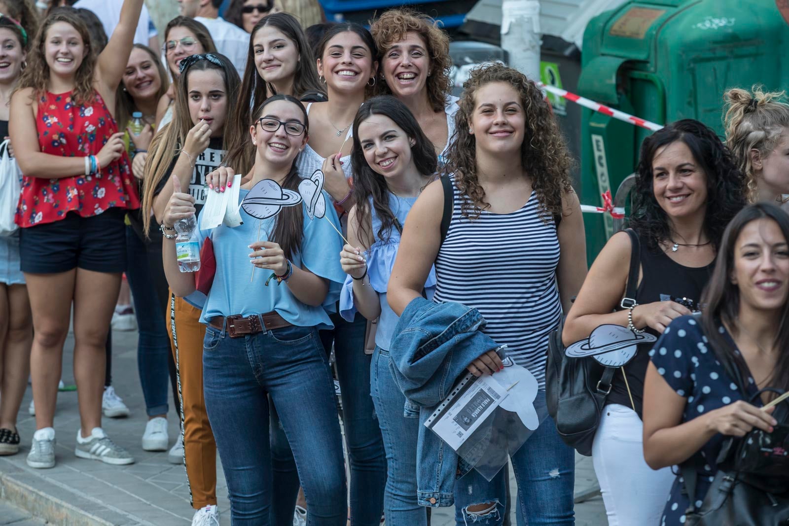 Colas interminables para acceder al concierto del cantante malagueño