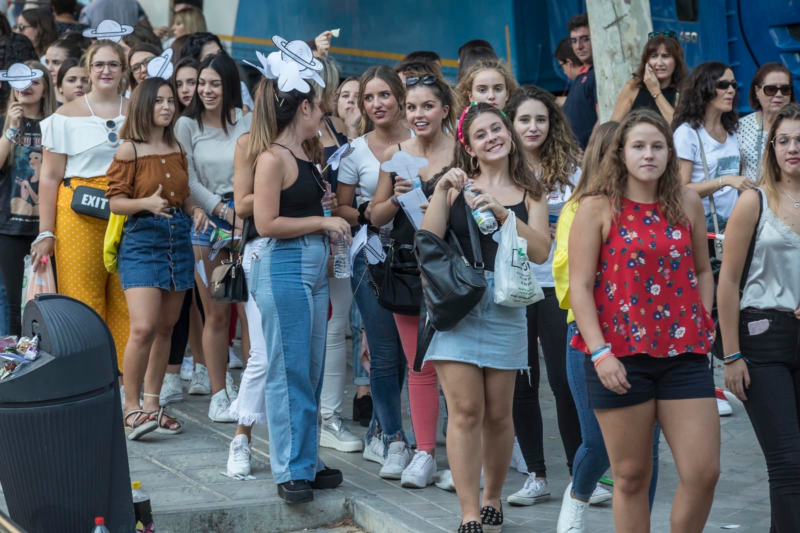 Colas interminables para acceder al concierto del cantante malagueño