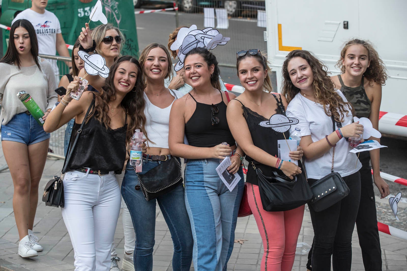 Colas interminables para acceder al concierto del cantante malagueño