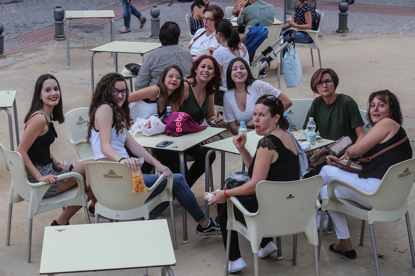 Colas interminables para acceder al concierto del cantante malagueño