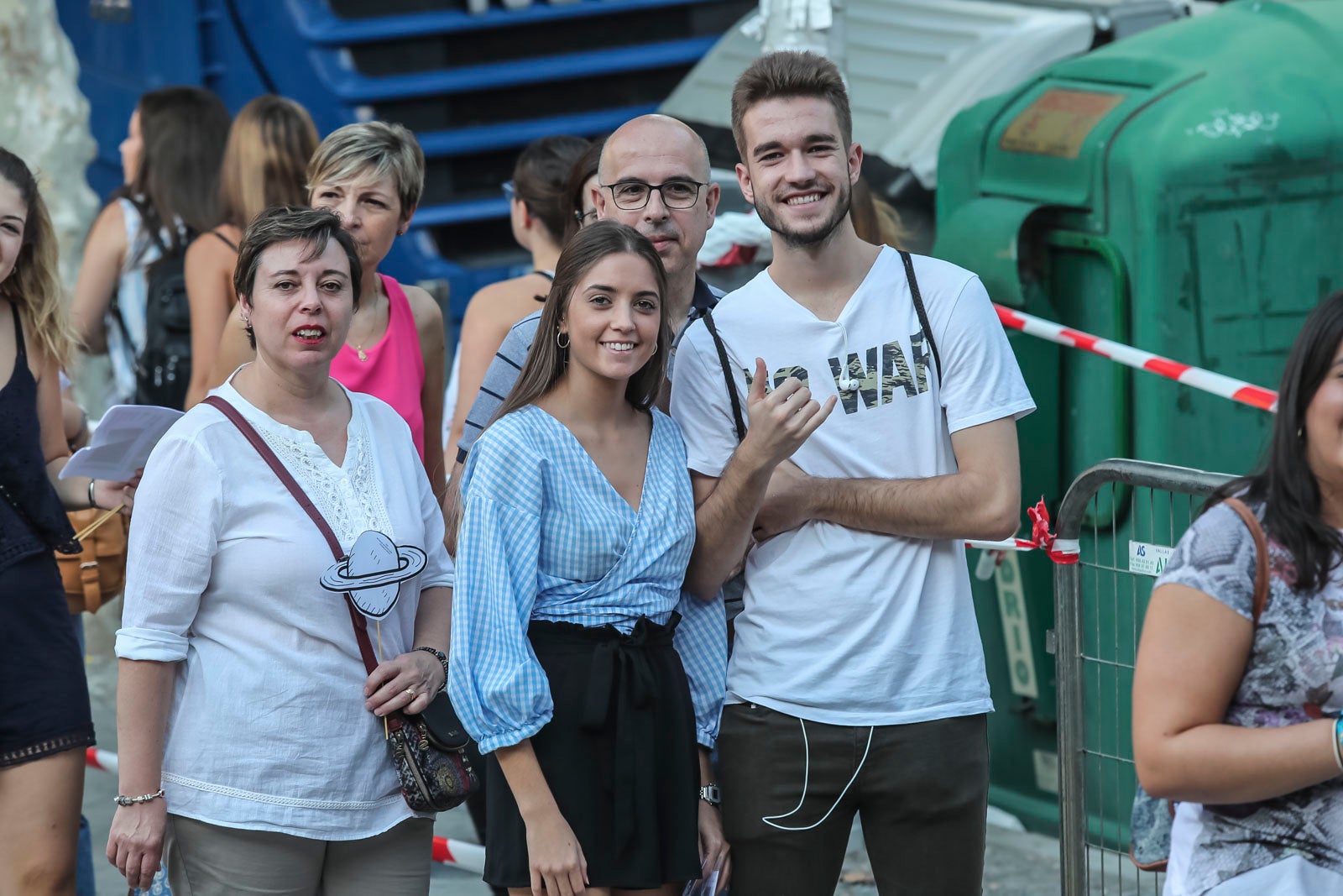 Colas interminables para acceder al concierto del cantante malagueño