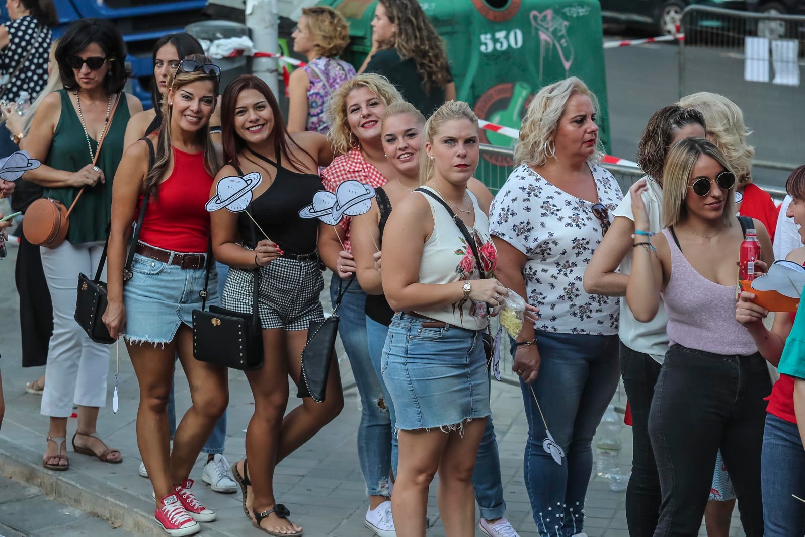 Colas interminables para acceder al concierto del cantante malagueño