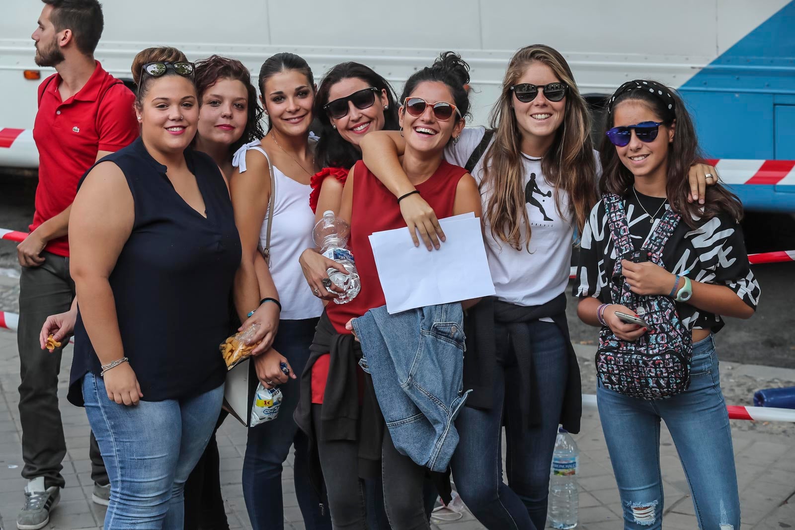 Colas interminables para acceder al concierto del cantante malagueño