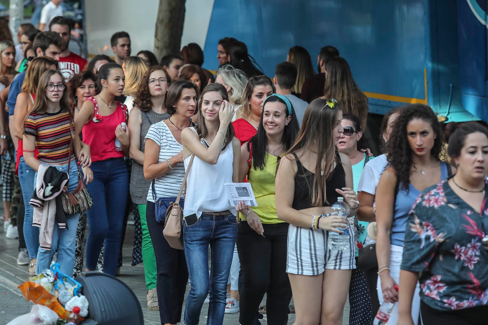 Colas interminables para acceder al concierto del cantante malagueño