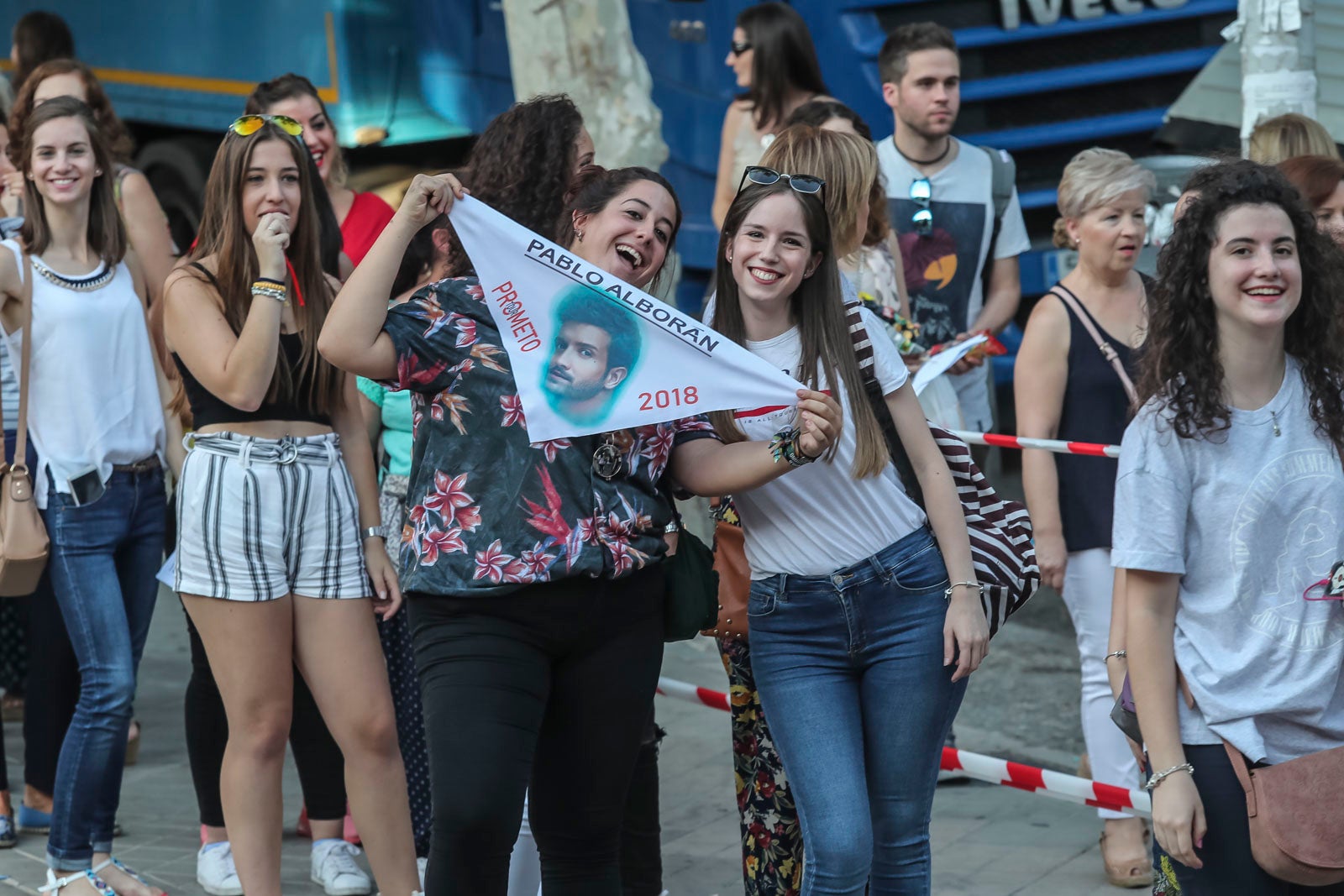 Colas interminables para acceder al concierto del cantante malagueño