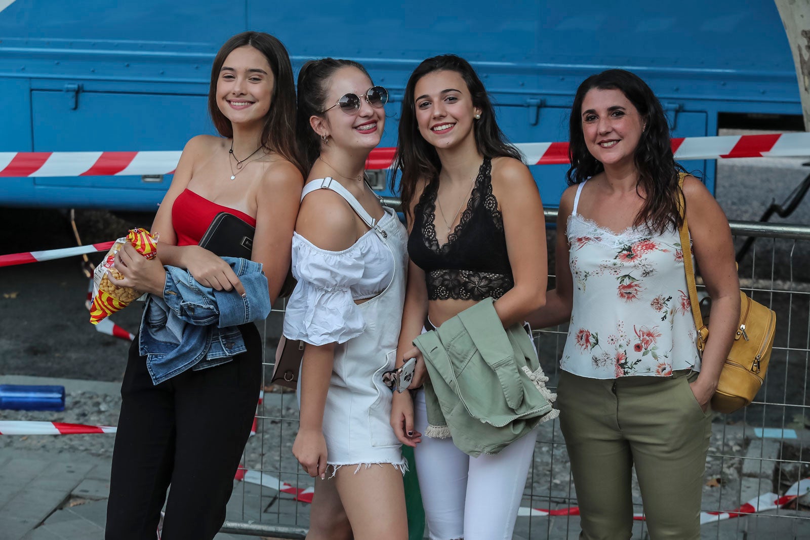 Colas interminables para acceder al concierto del cantante malagueño