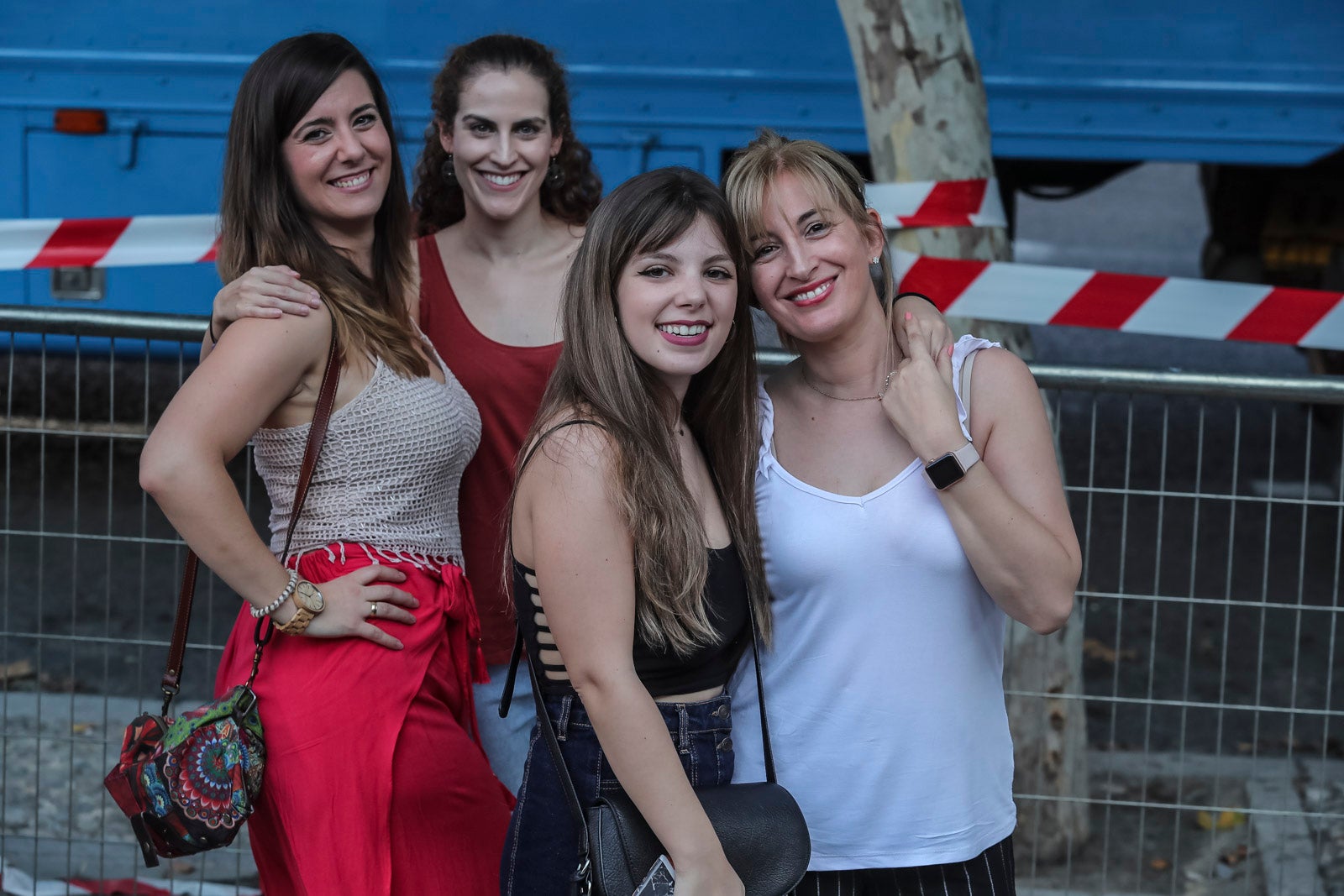 Colas interminables para acceder al concierto del cantante malagueño