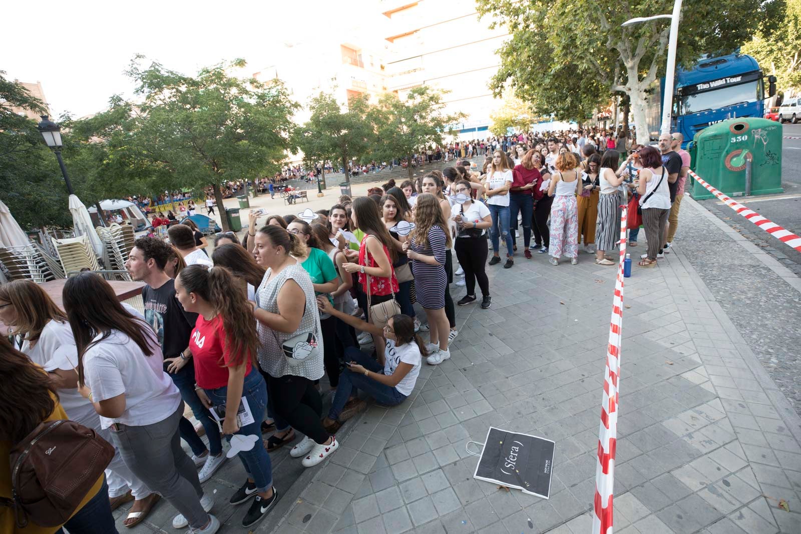 Colas interminables para acceder al concierto del cantante malagueño