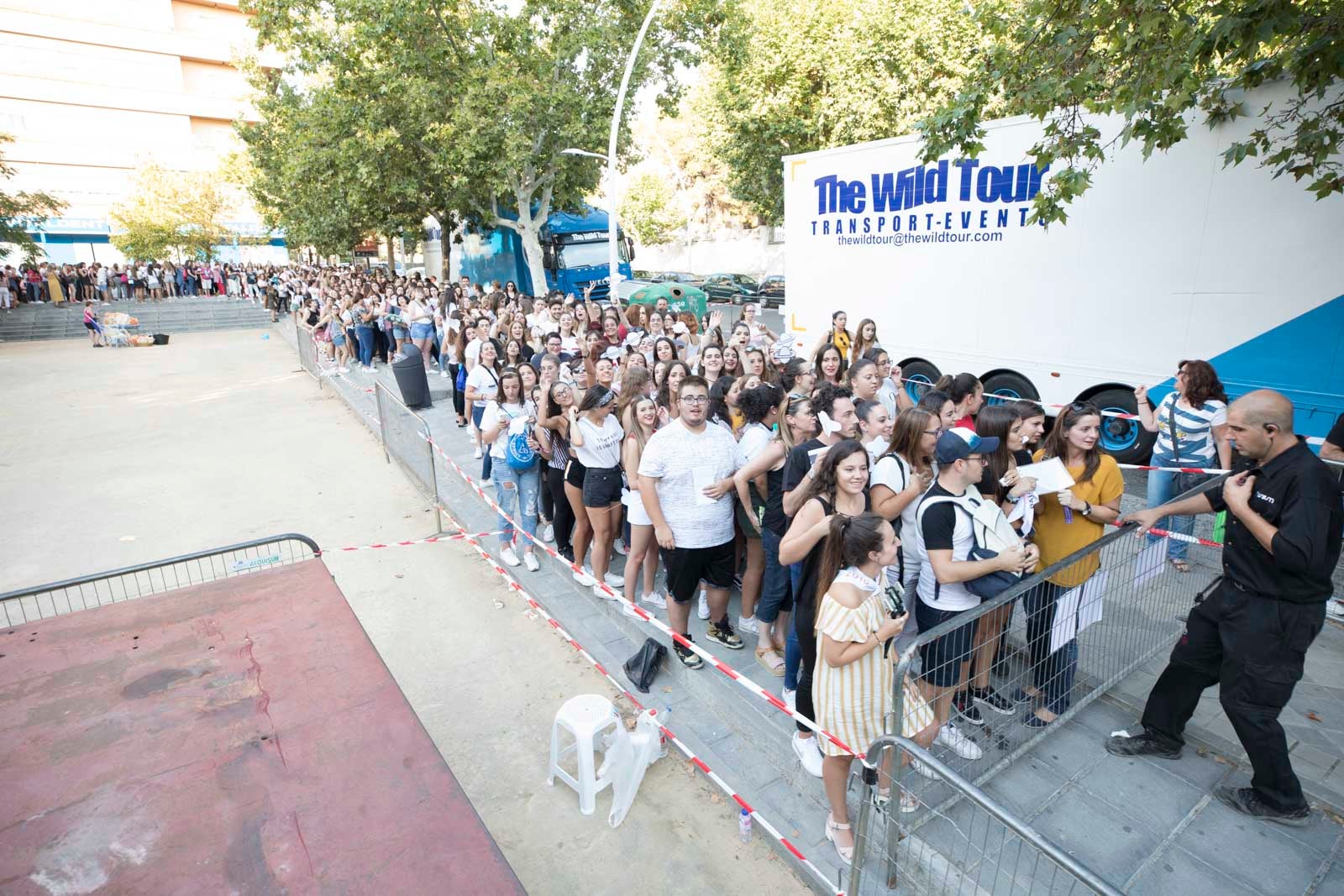 Colas interminables para acceder al concierto del cantante malagueño