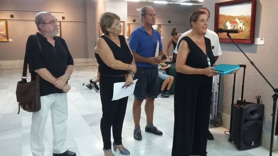 La concejala Olga Ruano inaugura la exposición, en presencia de la viuda del artista. 