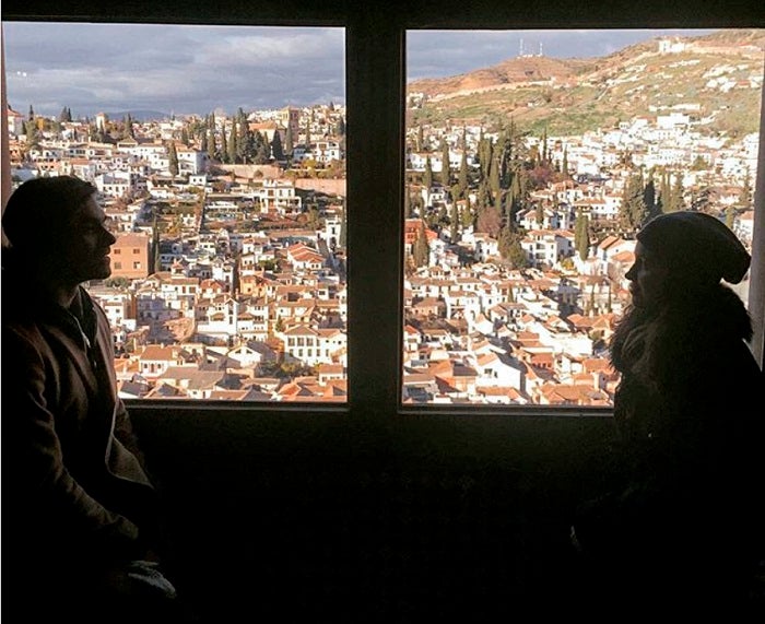 La hija de Bono, Jordan Joy Hewson; y su pareja, Diego Osorio, en la Alhambra el año pasado 