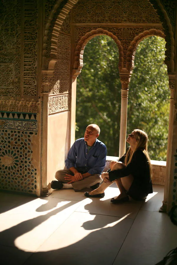 La actriz Gwyneth Paltrow, contempla los palacios nazaríes, en 2007. 