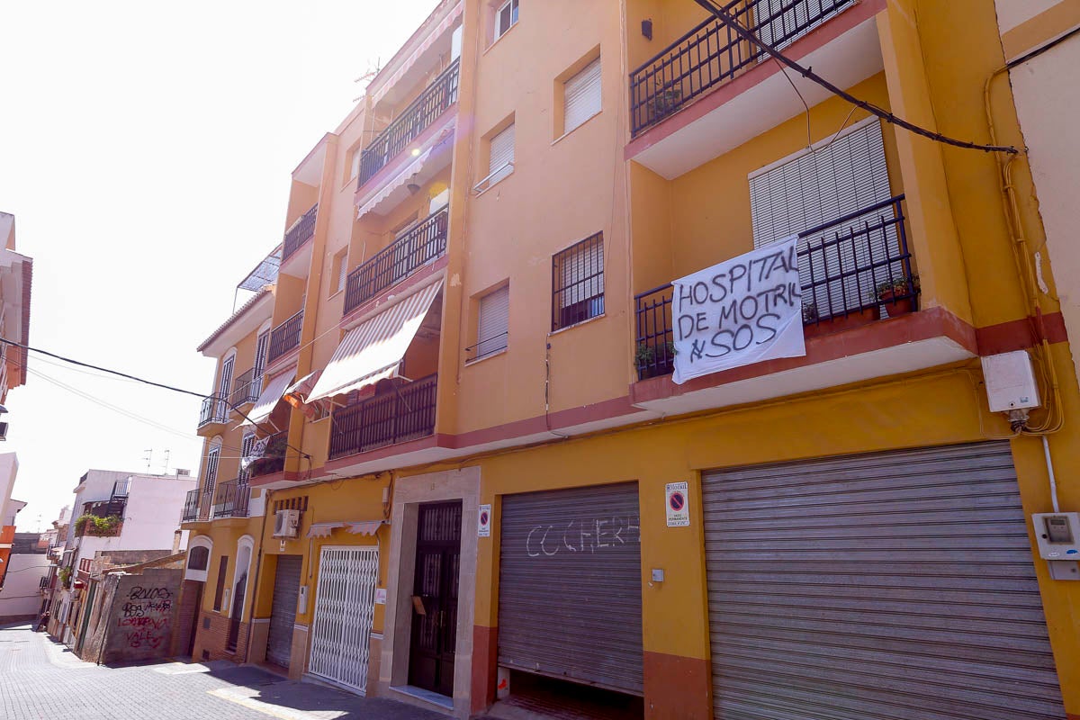 Ventanas y balcones han servido a los motrileños para colgar sus pancartas en protesta por la situación hospitalaria en el municipio de la Costa.