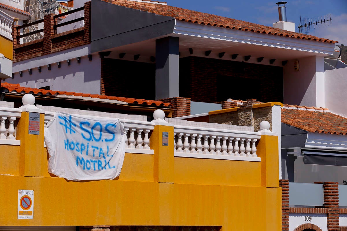 Ventanas y balcones han servido a los motrileños para colgar sus pancartas en protesta por la situación hospitalaria en el municipio de la Costa.