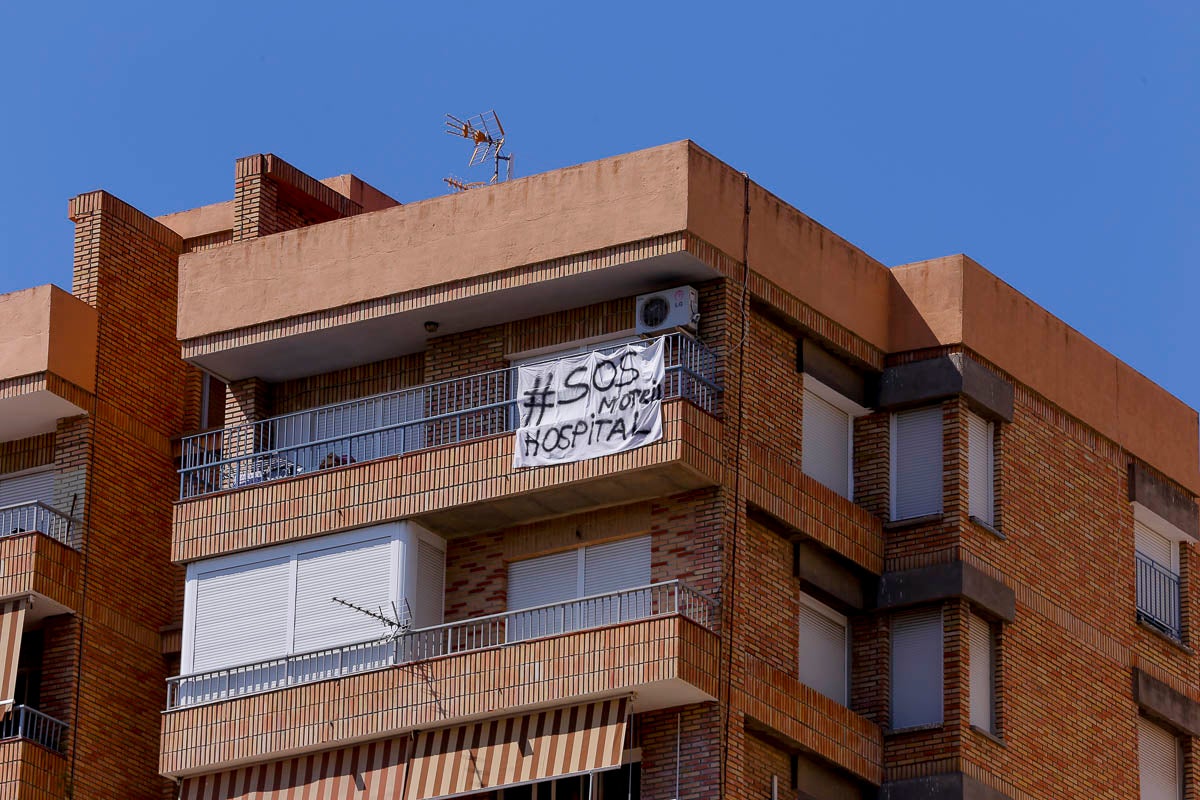 Ventanas y balcones han servido a los motrileños para colgar sus pancartas en protesta por la situación hospitalaria en el municipio de la Costa.