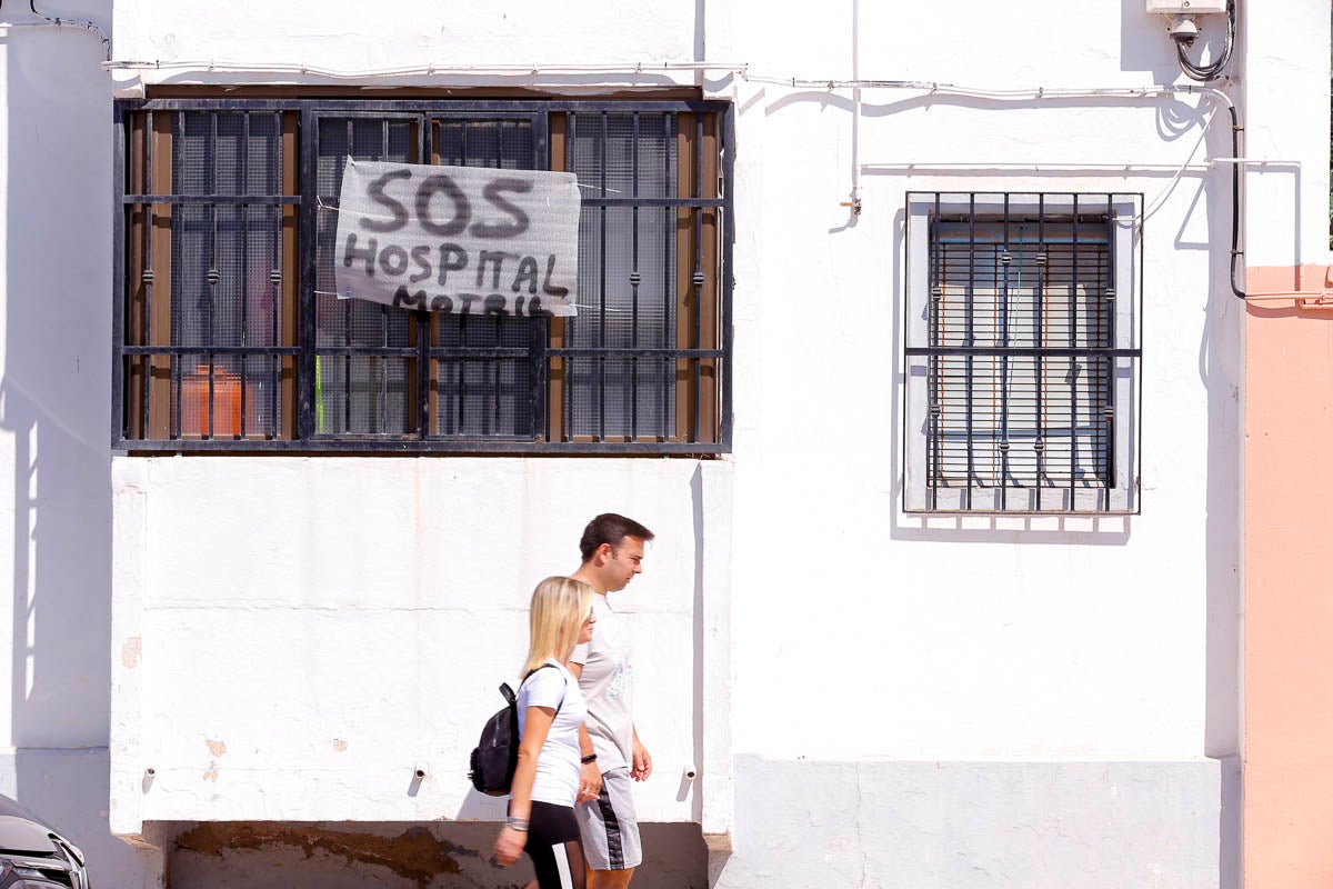 Ventanas y balcones han servido a los motrileños para colgar sus pancartas en protesta por la situación hospitalaria en el municipio de la Costa.