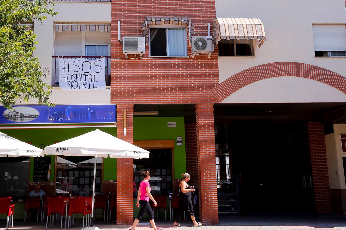 Ventanas y balcones han servido a los motrileños para colgar sus pancartas en protesta por la situación hospitalaria en el municipio de la Costa.