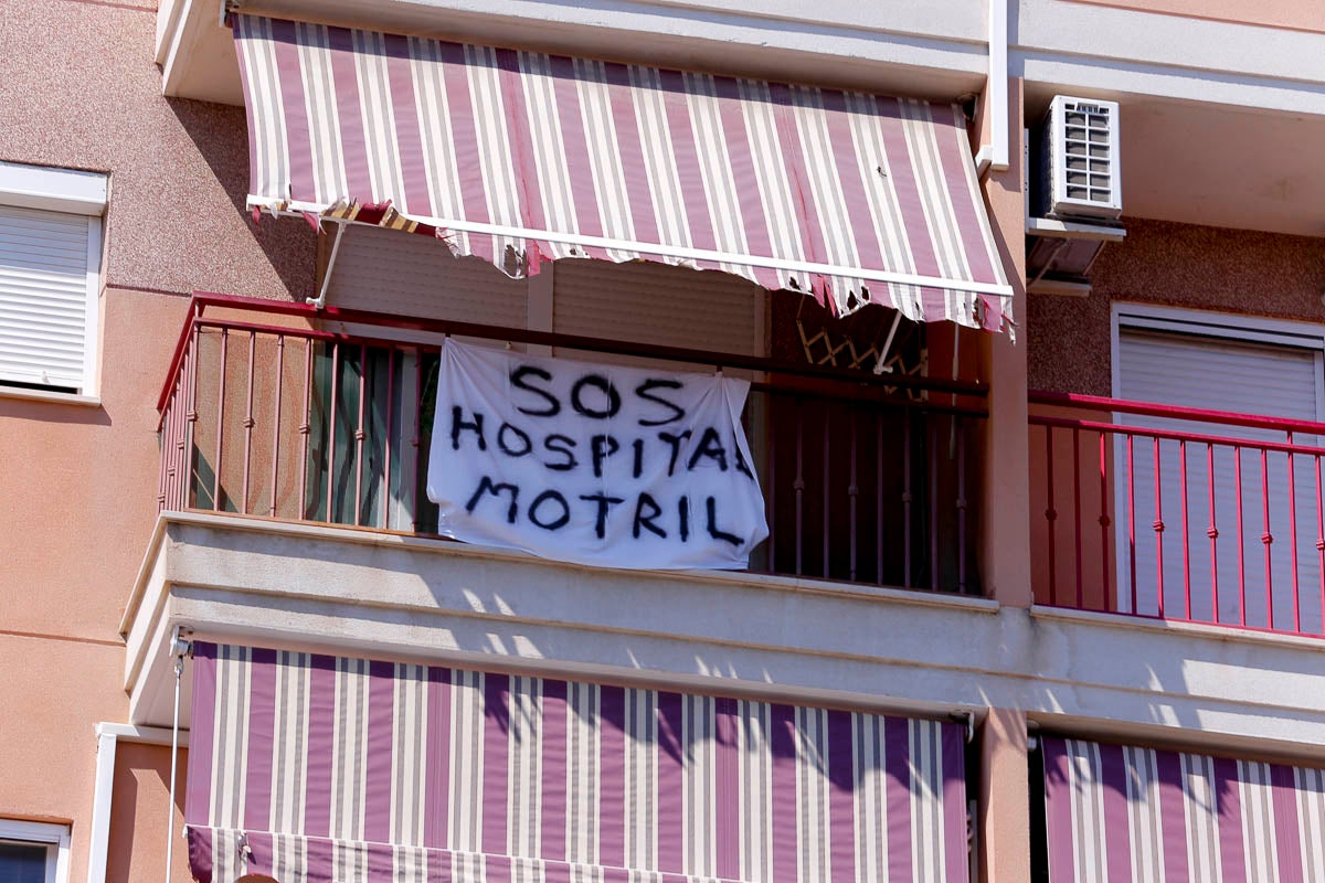 Ventanas y balcones han servido a los motrileños para colgar sus pancartas en protesta por la situación hospitalaria en el municipio de la Costa.