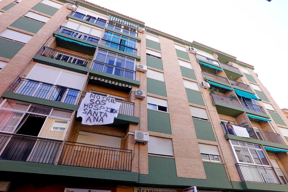 Ventanas y balcones han servido a los motrileños para colgar sus pancartas en protesta por la situación hospitalaria en el municipio de la Costa.