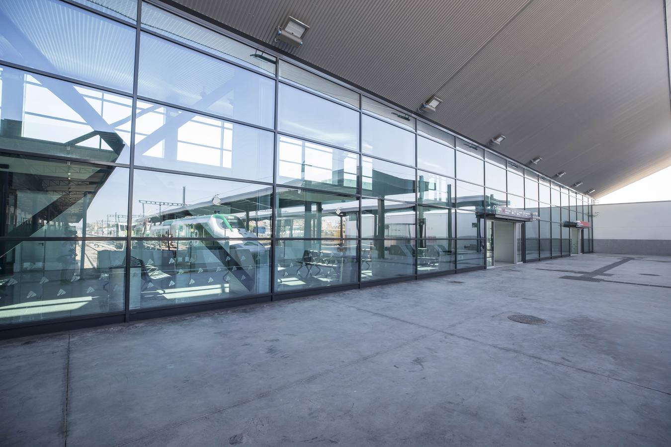 Las autoridades han visitado el nuevo espacio de Andaluces que acogerá a los viajeros del AVE