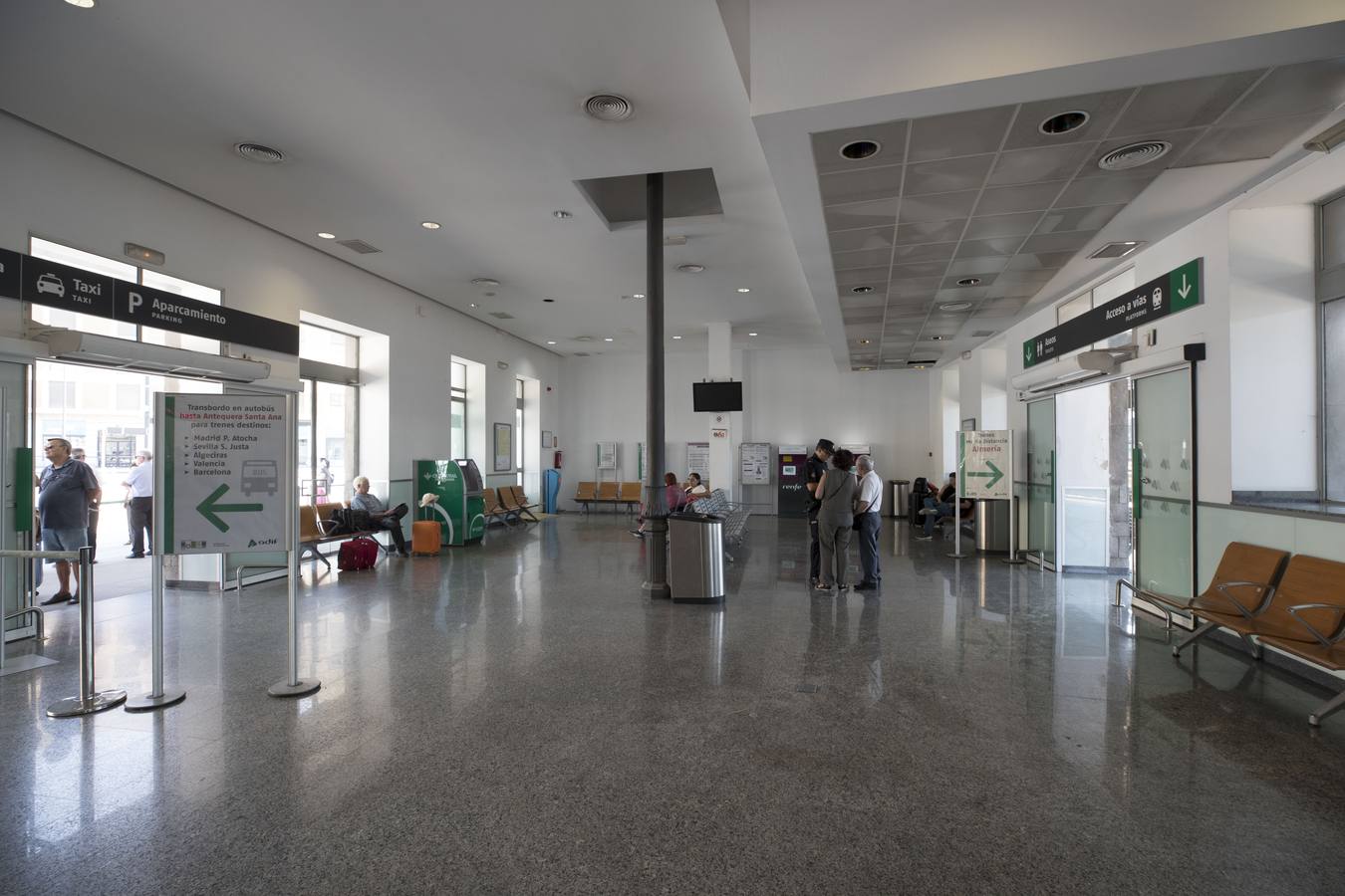 Las autoridades han visitado el nuevo espacio de Andaluces que acogerá a los viajeros del AVE